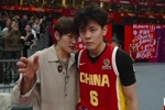 两任队长❤️杨力维在场边亲切指导自己的妹妹杨舒予