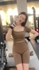 曹岩这小子是真幸福！大鹅鹅健身房练臀身材曲线诱人！