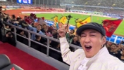霸王来了👍！何润东观战苏超宿迁队比赛，和球迷合影